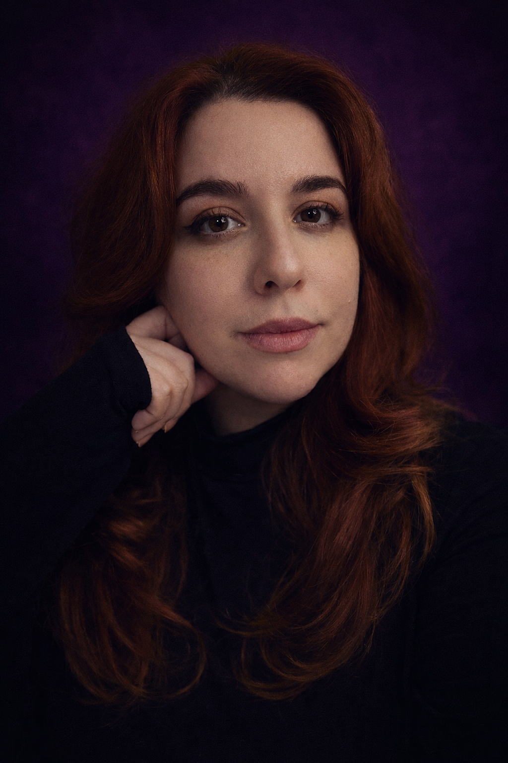 Ritratto dell’autrice della saga romantic thriller dark romance "Confini Sfumati" -  Raffaella Crapanzano